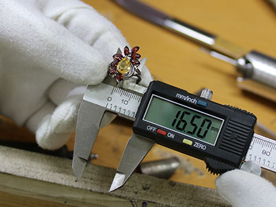 камни в серебре